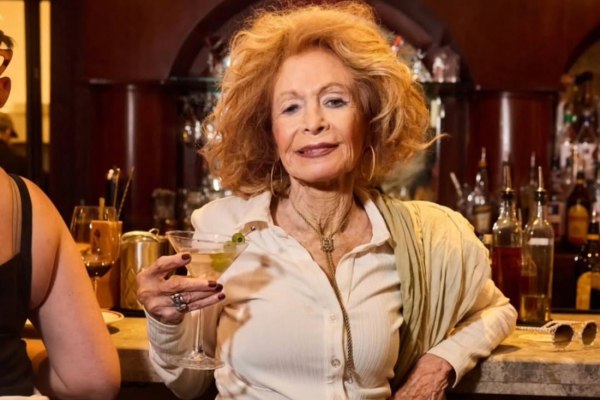 Η Νεοϋορκέζα influencer Λόρι Κούπερ δεν το βάζει κάτω – Συνεχίζει να φλερτάρει στα μπαρ μακριά από τα dating app