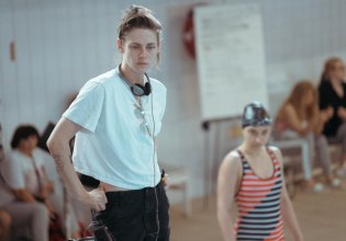 «Οι γυναίκες συχνά λειτουργούν από μια θέση ντροπής» – Η Κρίστεν Στιούαρτ για το σκηνοθετικό της ντεμπούτο