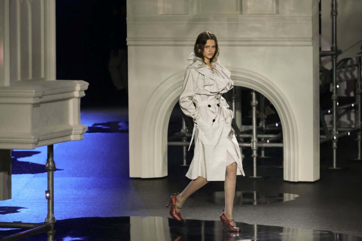 Η Burberry κάνει βουτιά στο βρετανικό DNA της και φέρνει την κλασική καμπαρντίνα ξανά στο προσκήνιο