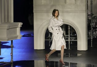 Η Burberry κάνει βουτιά στο βρετανικό DNA της και φέρνει την κλασική καμπαρντίνα ξανά στο προσκήνιο