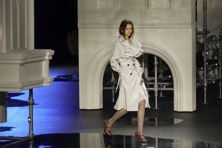 Η Burberry κάνει βουτιά στο βρετανικό DNA της και φέρνει την κλασική καμπαρντίνα ξανά στο προσκήνιο