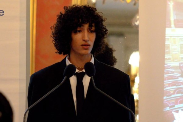 Από τη Μόδα στο Δίκαιο – Το μοντέλο που έγινε δικηγόρος για να συμβουλεύει τους πρώην συνάδελφους του