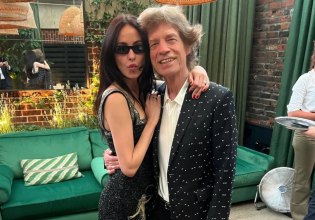 «Δύο άτομα με άρπαξαν από πίσω» – H σωματική επίθεση στην αρραβωνιαστικιά του Μικ Τζάγκερ