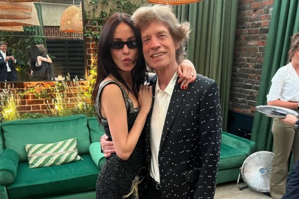 «Δύο άτομα με άρπαξαν από πίσω» – H σωματική επίθεση στην αρραβωνιαστικιά του Μικ Τζάγκερ