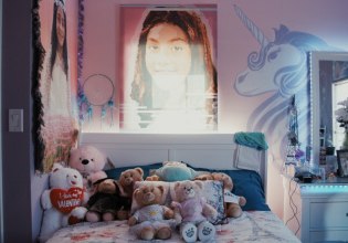 «Δεν έχω ανατριχιάσει πιο πολύ» – Έτσι είναι τα άδεια υπνοδωμάτια των θυμάτων σχολικών πυροβολισμών