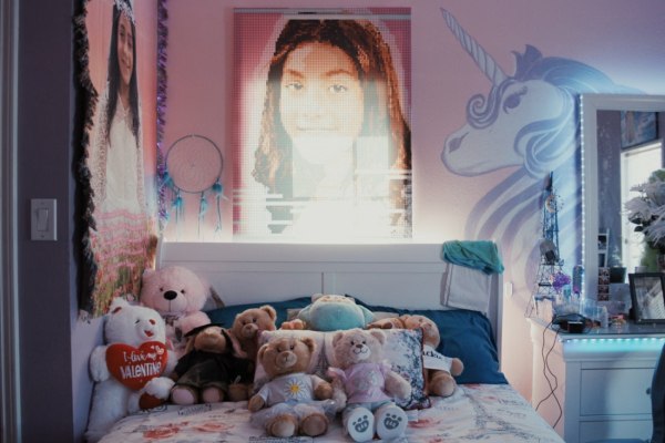 «Δεν έχω ανατριχιάσει πιο πολύ» – Έτσι είναι τα άδεια υπνοδωμάτια των θυμάτων σχολικών πυροβολισμών