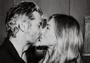 Εδώ υπάρχει ένας έρωτας μεγάλος – Οι φωτογραφίες του Τζιμ Κέρτις για τα 57α γενέθλια της Τζένιφερ Άνιστον δηλώνουν συναίσθημα