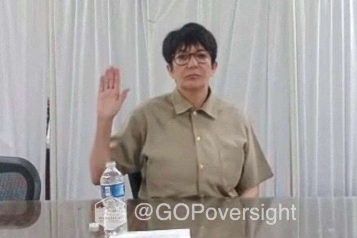 Το κούρεμα της Γκισλέιν Μάξγουελ στη φυλακή δείχνει ότι εξακολουθεί να είναι εμμονική με την εξουσία