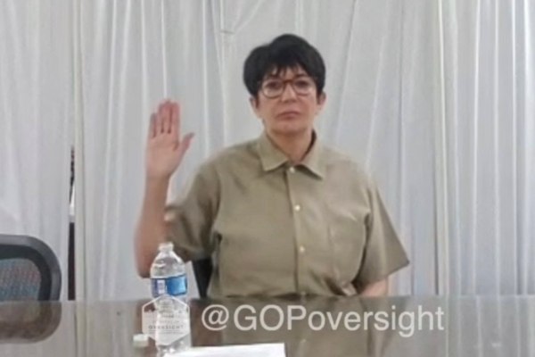 Το κούρεμα της Γκισλέιν Μάξγουελ στη φυλακή δείχνει ότι εξακολουθεί να είναι εμμονική με την εξουσία