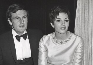 Βρήκε τον σύζυγό της με έναν άνδρα στο κρεβάτι, είδε τη μητέρα της να δηλητηριάζεται με ηρεμιστικά – Το παζλ ζωής της Λάιζα Μινέλι