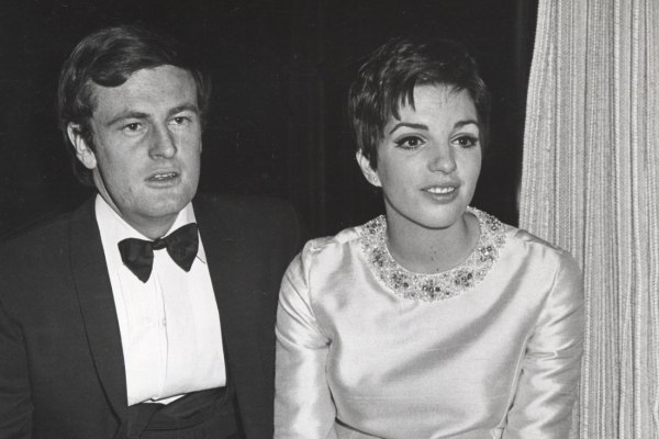 Βρήκε τον σύζυγό της με έναν άνδρα στο κρεβάτι, είδε τη μητέρα της να δηλητηριάζεται με ηρεμιστικά – Το παζλ ζωής της Λάιζα Μινέλι