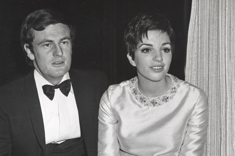 Βρήκε τον σύζυγό της με έναν άνδρα στο κρεβάτι, είδε τη μητέρα της να δηλητηριάζεται με ηρεμιστικά – Το παζλ ζωής της Λάιζα Μινέλι