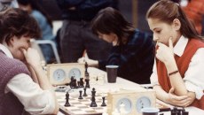 Ξεκίνησε το σκάκι στα 5 της, ήταν βασίλισσα στα 12 – Το «πείραμα» που νίκησε Καρπόφ και Κασπάροφ