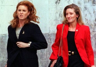 Πώς η πρώην στυλίστρια της Σάρα Φέργκιουσον κατέληξε (κι αυτή) από το παλάτι στη φυλακή