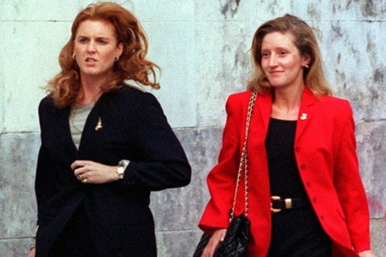 Πώς η πρώην στυλίστρια της Σάρα Φέργκιουσον κατέληξε (κι αυτή) από το παλάτι στη φυλακή