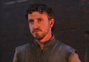 Πολ Μεσκάλ στο Hamnet – Γιατί ένας βάρδος του 1596 φοράει αυτό το σύγχρονο σκουλαρίκι-κρίκο;