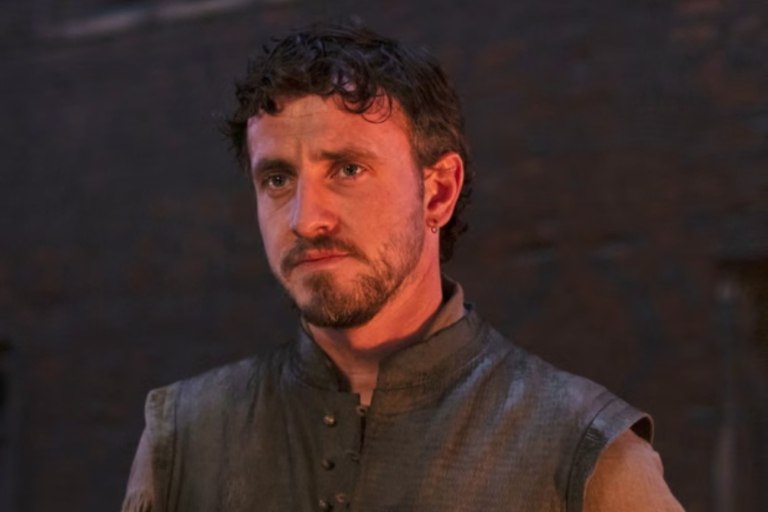 Πολ Μεσκάλ στο Hamnet – Γιατί ένας βάρδος του 1596 φοράει αυτό το σύγχρονο σκουλαρίκι-κρίκο;