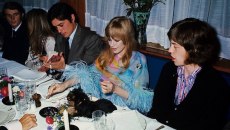 It Girl του Μικ Τζάγκερ, τοξικομανής, άστεγη, μέντορας του ροκ – Η Μαριάν Φέιθφουλ βγήκε «αλώβητη αλλά σπασμένη»