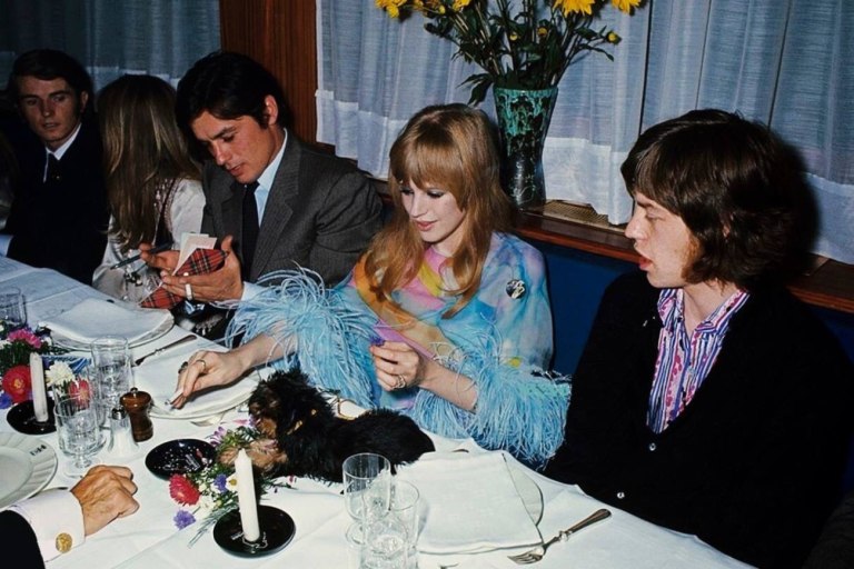 It Girl του Μικ Τζάγκερ, τοξικομανής, άστεγη, μέντορας του ροκ – Η Μαριάν Φέιθφουλ βγήκε «αλώβητη αλλά σπασμένη»