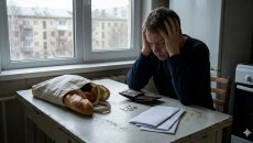 Οικονομική ασφυξία: Γιατί το «δεν βγαίνει ο μήνας» έγινε η νέα κανονικότητα