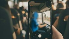 ΚΤΕΛ Θεσσαλονίκης: Επιβάτης τραβάει βίντεο τον οδηγό που παίζει με το κινητό του – Τον απέλυσαν [βίντεο]