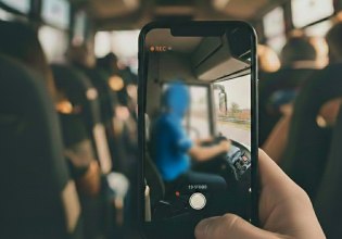 ΚΤΕΛ Θεσσαλονίκης: Επιβάτης τραβάει βίντεο τον οδηγό που παίζει με το κινητό του – Τον απέλυσαν [βίντεο]