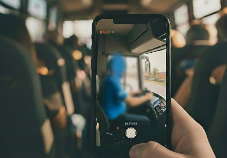 ΚΤΕΛ Θεσσαλονίκης: Επιβάτης τραβάει βίντεο τον οδηγό που παίζει με το κινητό του – Τον απέλυσαν [βίντεο]