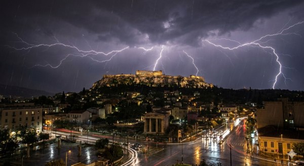 Έρχονται ισχυρές καταιγίδες, λασποβροχές και θυελλώδεις άνεμοι έως 9 μποφόρ