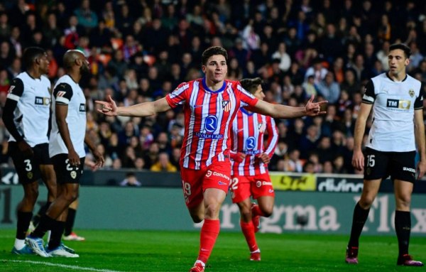 Στο Λονδίνο ο ατζέντης του Άλβαρες – Στο «κόλπο» και η Τσέλσι για τον Αργεντίνο