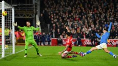 Νότιγχαμ Φόρεστ – Γουλβς 0-0: «Σφυροκόπημα» των Reds με 35 τελικές, αλλά…