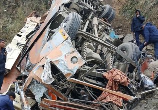 Τουλάχιστον 19 νεκροί μετά από πτώση λεωφορείου σε ποταμό του κεντρικού Νεπάλ