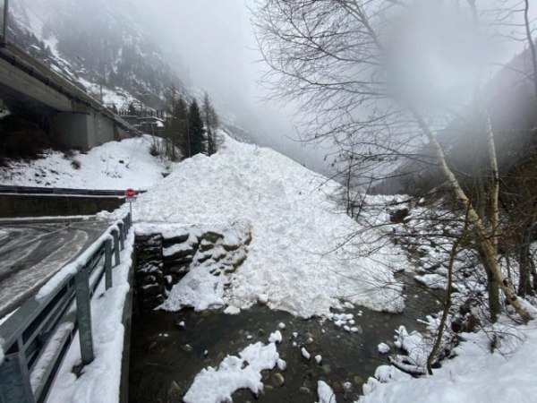 Ελβετία: Εκτροχιάστηκε τρένο με 80 επιβάτες λόγω χιονοστιβάδας