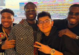 O Σιάο με τον Γιάννη Αντετοτοκούνμπο και τα αδέλφια του, παρακολούθησαν τον τελικό του Super Bowl (vids+pics)