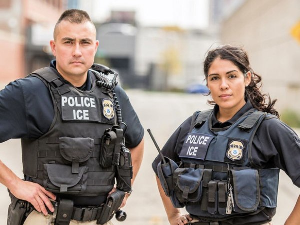 Νομικό κενό από το…1871! – Γιατί οι Αμερικανοί πολίτες δυσκολεύονται να αγγίξουν νομικά την ICE