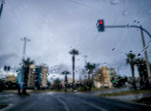 Σαρώνει τη δυτική Ελλάδα η κακοκαιρία – Βροχές και τις επόμενες ώρες στην Αττική