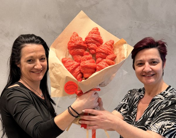 «Ανθοδέσμες» από κρουασάν και unboxing στον έρωτα, που… περνά από τον φούρνο και το ζαχαροπλαστείο