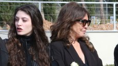 Το τελευταίο «αντίο» στον θρύλο της νύχτας – Συγγενείς και φίλοι αποχαιρέτησαν τον Λάκη Ραπτάκη