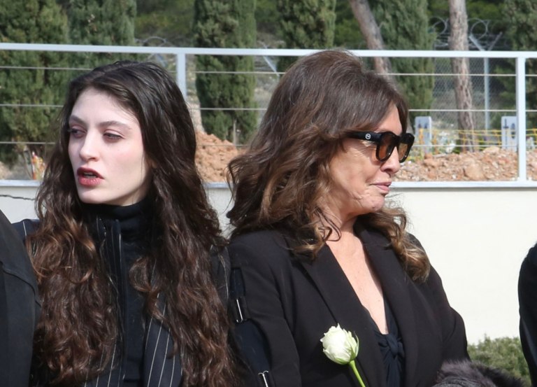 Το τελευταίο «αντίο» στον θρύλο της νύχτας – Συγγενείς και φίλοι αποχαιρέτησαν τον Λάκη Ραπτάκη