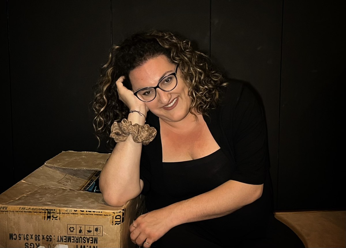 Πότε ερωτεύτηκες τελευταία φορά; – Η Χριστίνα Ματθαίου μάς ταξιδεύει στα άδυτα του έρωτα μέσα από την παράσταση «Αστερόσκονη»