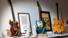 Από την κιθάρα του Κερτ Κομπέιν στο χειρόγραφο σενάριο του Rocky – Η διάσημη συλλογή του Τζιμ Ίρσεϊ βγαίνει στο «σφυρί»