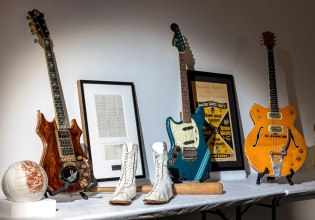 Από την κιθάρα του Κερτ Κομπέιν στο χειρόγραφο σενάριο του Rocky – Η διάσημη συλλογή του Τζιμ Ίρσεϊ βγαίνει στο «σφυρί»