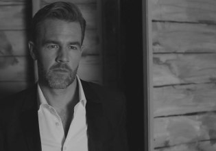 Τζέιμς Βαν Ντερ Μπικ: Πώς γίνεται να μην κέρδισε χρήματα από τις «Νεανικές ανησυχίες» παρά την επιτυχία της σειράς