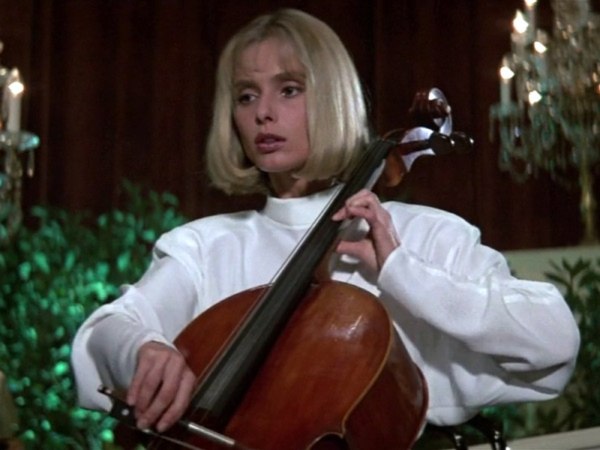 Το μακρινό 1987, η Μάριαμ Ντάμπο δεν είχε την αυτοπεποίθηση να υποδηθεί το «κορίτσι του Μποντ»