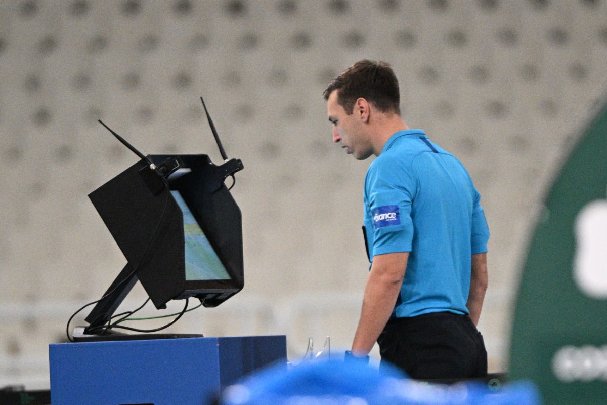 Super League: Το τέλος της ελληνικής διαιτησίας είναι εδώ και έχει την υπογραφή του Λανουά