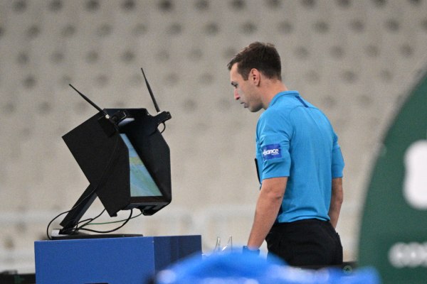 Super League: Το τέλος της ελληνικής διαιτησίας είναι εδώ και έχει την υπογραφή του Λανουά