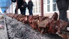 Αμφίκλεια: Κοντοσούβλι για ρεκόρ Γκίνες μήκους 130 μέτρων με 800 κιλά κρέας