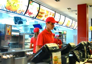 Αλυσίδα fast food χρησιμοποιεί ΑΙ για να παρακολουθεί πόσο «φιλικοί» είναι οι υπάλληλοι