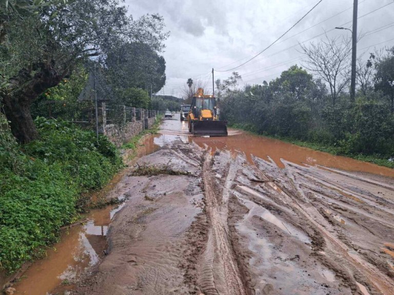 Κακοκαιρία: Προβλήματα στη Μεσσηνία από την ισχυρή βροχόπτωση - Κατολισθήσεις και πλημμυρισμένοι δρόμοι