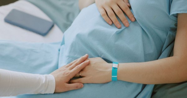 Αντιδράσεις για το υπό έγκριση καθηκοντολόγιο των μαιών – Τι απαντά ο Γεωργιάδης