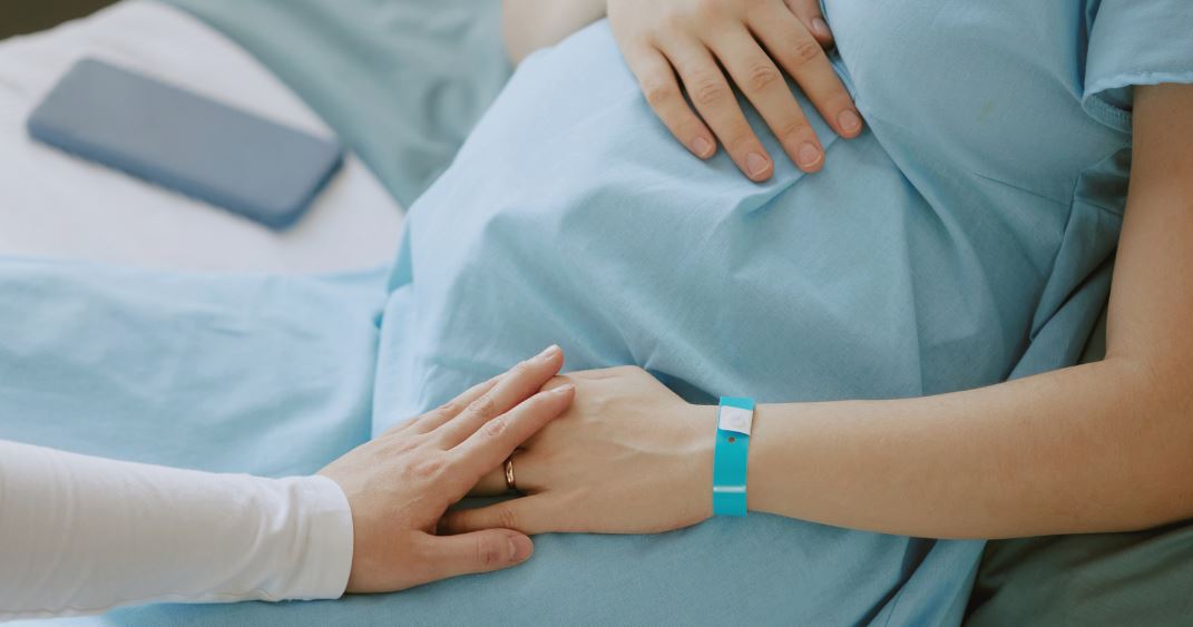 Αντιδράσεις για το υπό έγκριση καθηκοντολόγιο των μαιών – Τι απαντά ο Γεωργιάδης